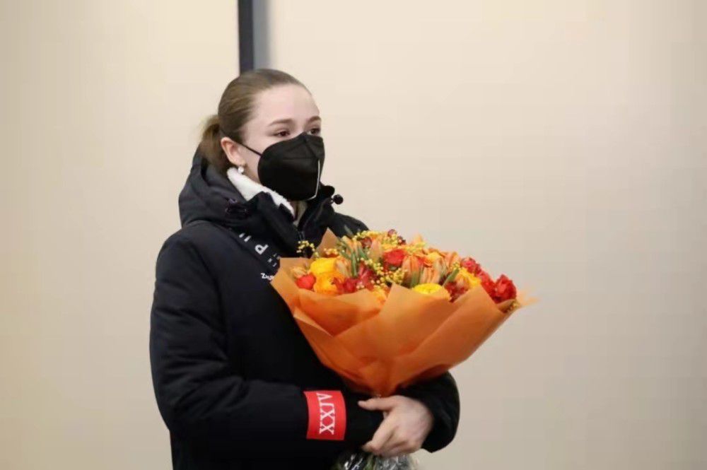 影片《不可饶恕》开始不久，一个名叫彭妮·芒内的小姑娘疑惑地问道爸爸以前杀过人吗?爸爸(伊斯特伍德饰，一个改过自新的逃犯威尔·芒内)正试图用手枪射击树桩上的一个罐头盒，几次射击他都未能命中目标，于是他以一种典型的伊斯特伍德的姿态，转身大步走进草原上的小屋，取回一支长枪，终于将罐头盒打飞正如伊斯特伍德本人在一次谈话中的说的:我所做的一切韦恩永远也不会去做。